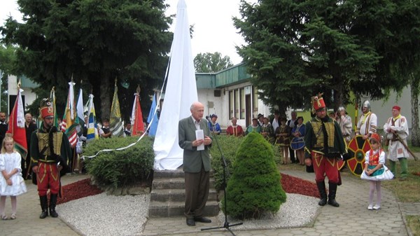 Tiszteletadás Izsán