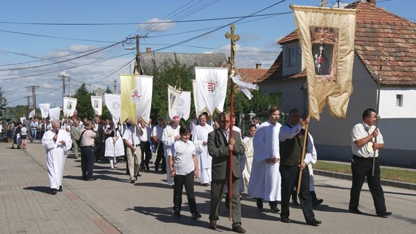Oroszlányi hívők a somlói körmeneten
