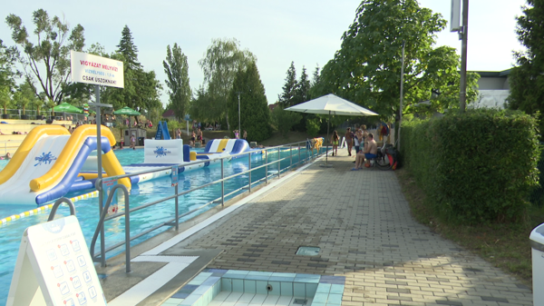 Alig nyitott ki, máris sokan csobbantak